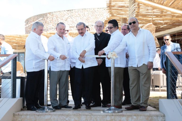 Presidente Medina inaugura Club de Playa del proyecto Puntarena en Baní