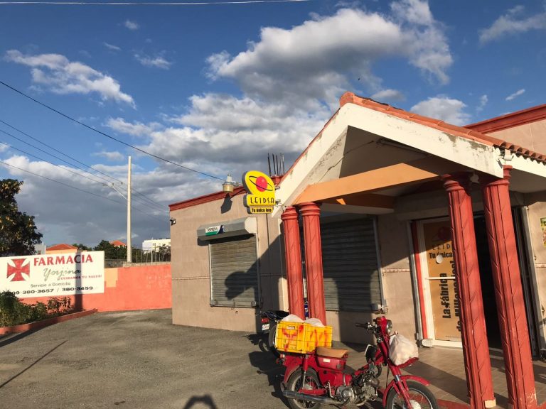 Ladrones saquean farmacia en Villa Sombrero