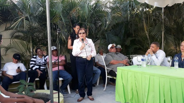 Gobernadora y agricultores de Peravia se reunen para buscar solucion a problematicas