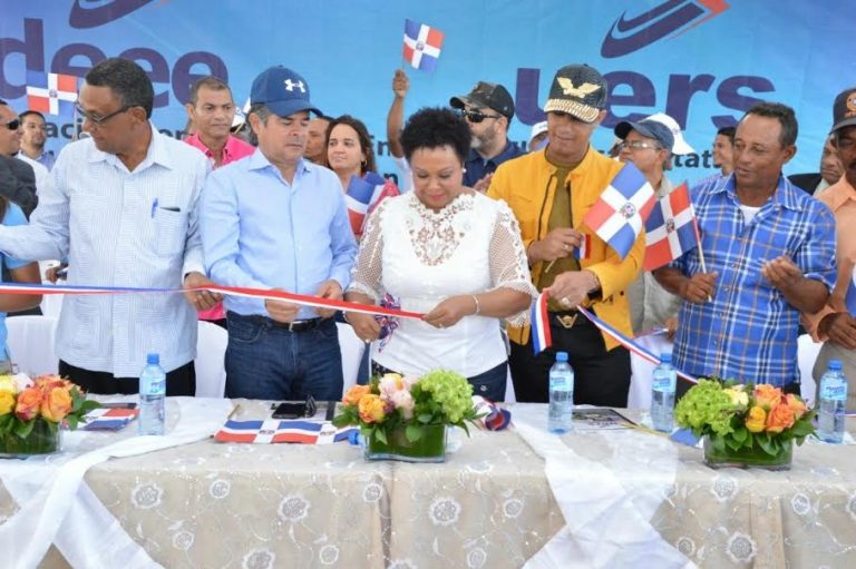 UERS ELECTRIFICA COMUNIDADES EN MONTECRISTI