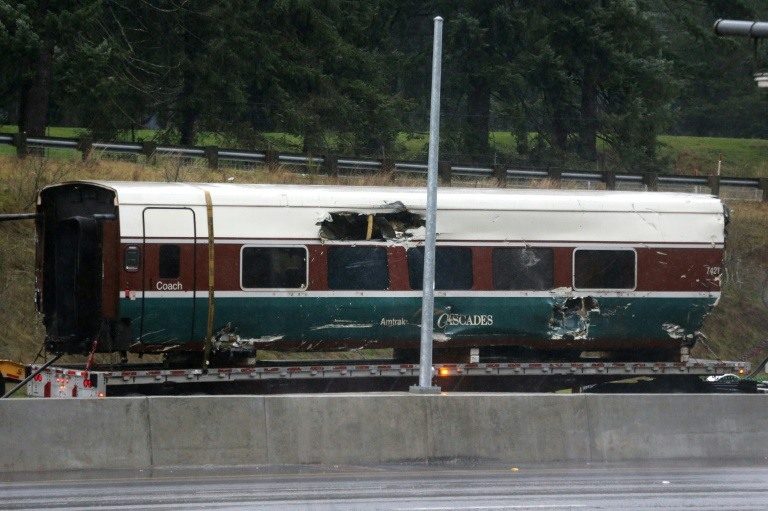Choque de trenes deja dos muertos y decenas de heridos