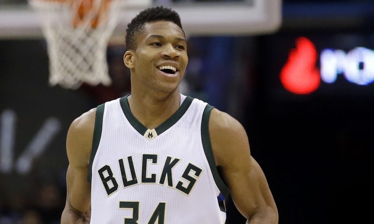 Magic Johnson es multado por piropear a Giannis Antetokounmpo