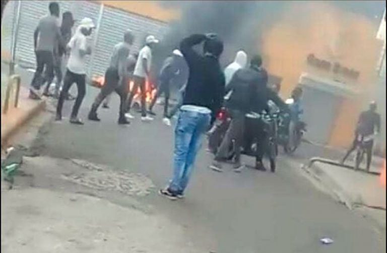Policía envía a la justicia a dos agentes que hirieron y ataron a una escalera a un joven en Herrera
