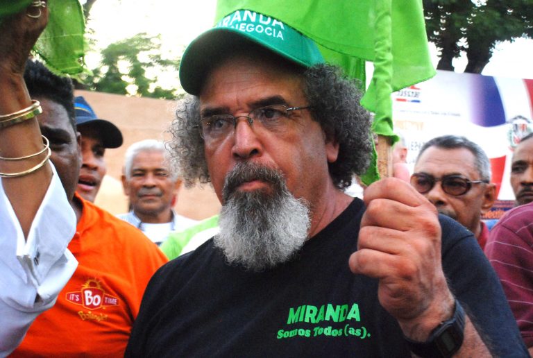 Trasladan al  padre  Rogelio Cruz a Colombia; él dice que no se va