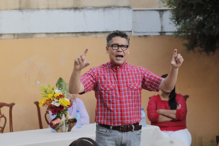 Carlos Peña cree necesario obligar a que empleados públicos pasen al Senasa