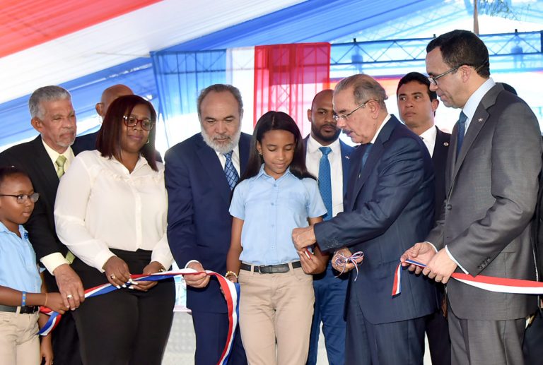 Danilo Medina entrega moderno centro educativo em Villa Mella