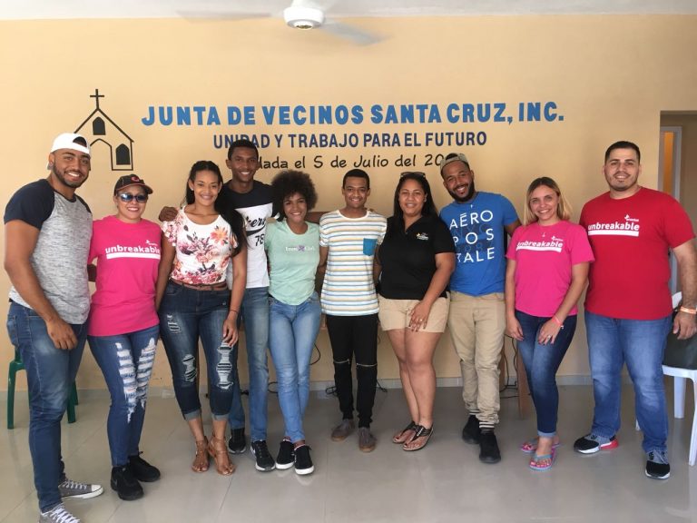 Fundación Lajara gestiona donación de computadoras y aporte social a jóvenes banilejos.