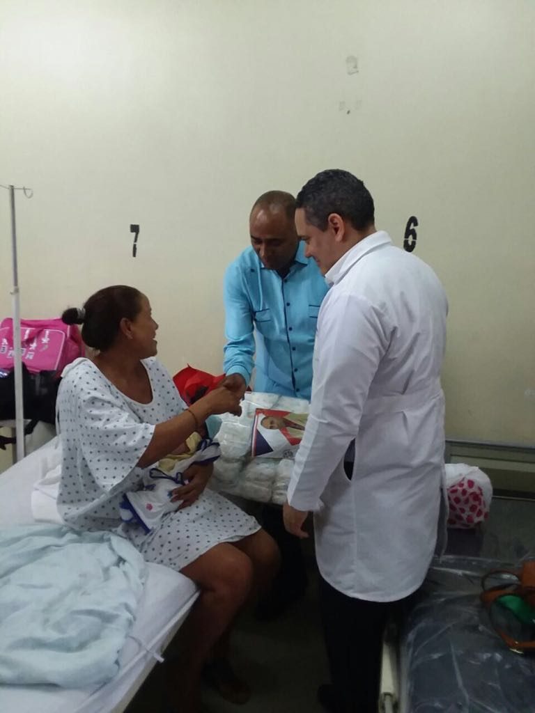 Diputado Julito Fulcar dona camas y canastillas en hospital de Bani y centro de salud de sombrero