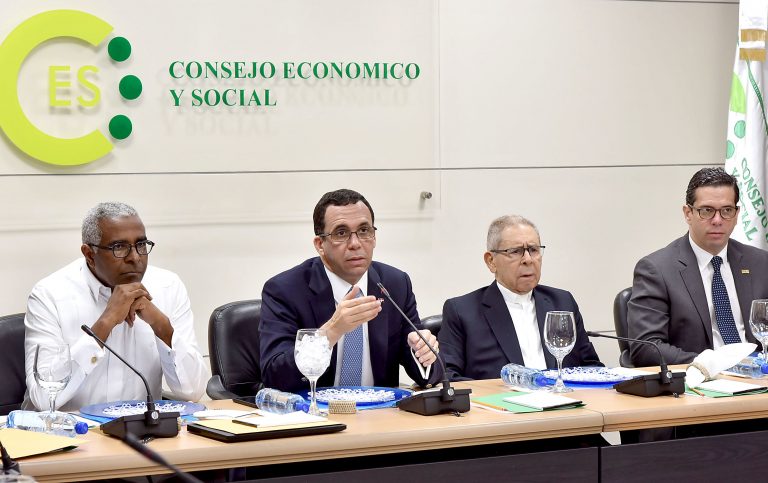Andrés Navarro presenta al consejo económico y social metodología para concertación de nueva ley de educación