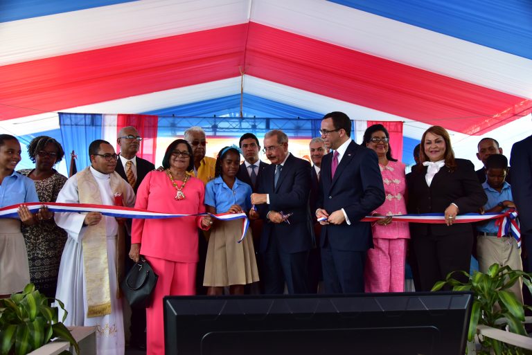 Presidente Danilo Medina entrega un moderno centro educativo de 34 aulas en Manoguayabo