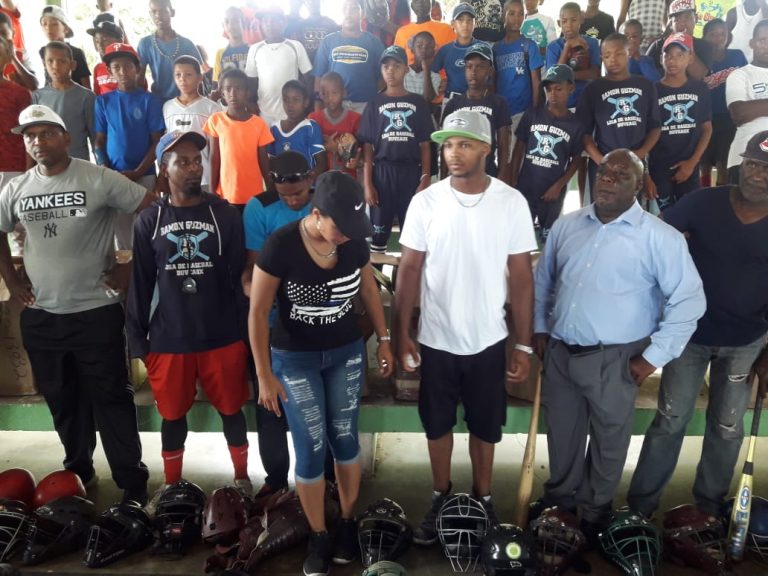 Acibiades Madé dona útiles deportivos a ligas de beisbol de Nizao