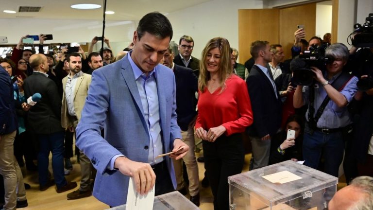 Elecciones España: Con 81 % de los votos contados,  PSOE gana  con 123 escaños; PP peor resultado
