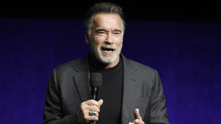 Fanatico pega «patada voladora» a Arnold Schwarzenegger, «El Exterminador»