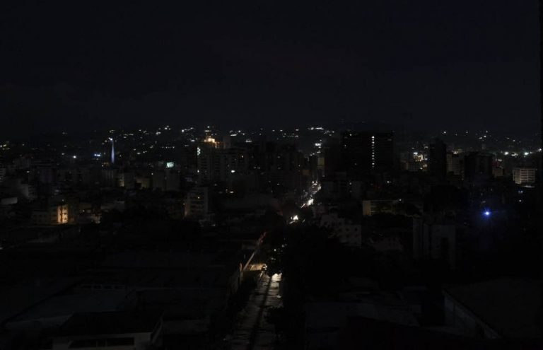Falta de Energía Eléctrica Afecta Comerciantes en Venezuela