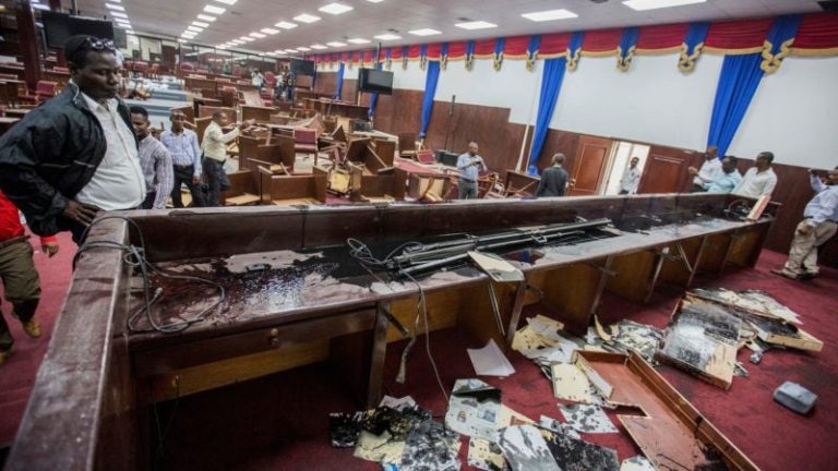 Diputados Destruyen parte del Moviliario de la Cámara Baja en Haití