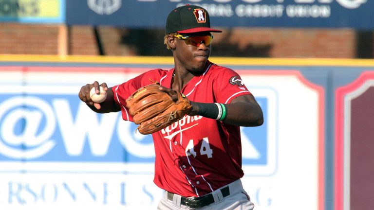 Piratas incluyen el roster de los 40 a Oneal Cruz