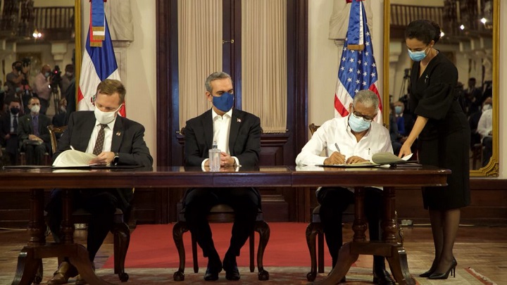 abinader-firma-acuerdo-eua