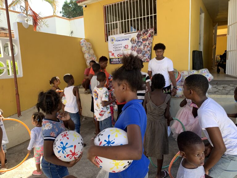 FUNIJOCRIS reparte juguetes a niños por la celebración del Día de Reyes
