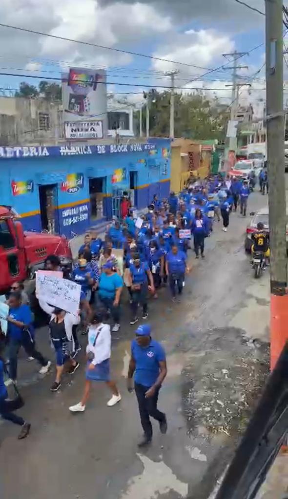 Profesores marchan para exigir aumento salarial, estudiantes no asisten a clases