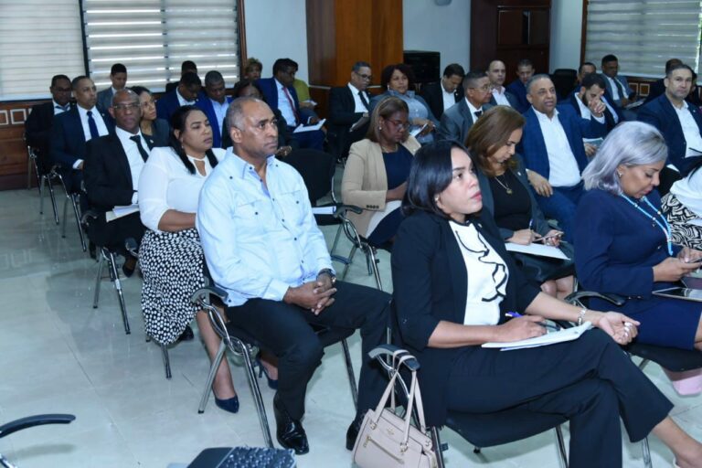 Bloque de diputados del PRM participan en seminario sobre las AFP