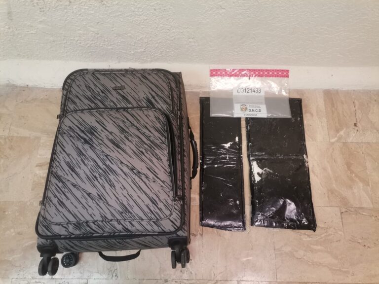 Apresan dominico-holandés con más de tres kilos presumiblemente cocaína