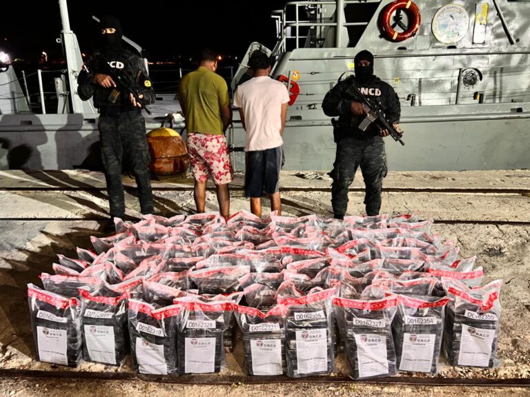Arrestan dos e interceptan lancha con 481 paquetes presumiblemente cocaína en Barahona