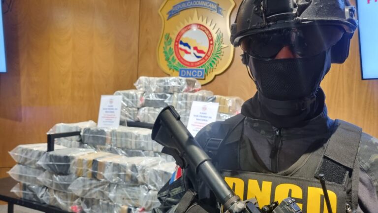 Detienen tres hombres e incautan 237 paquetes, armas y dinero en SPM