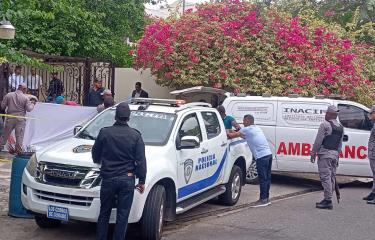 Le quitan la vida a un abogado mientras recogía el periódico
