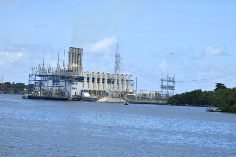 Barcazas en el río Ozama son amenazas al medio ambiente