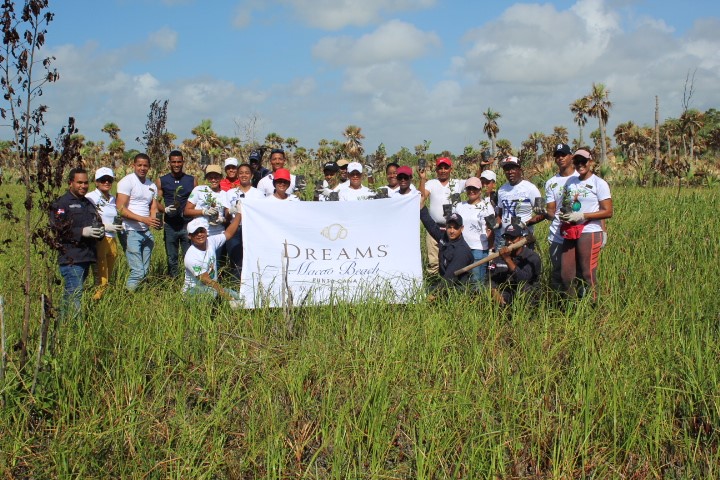 Dreams Macao Beach Punta Cana realiza jornada de reforestación