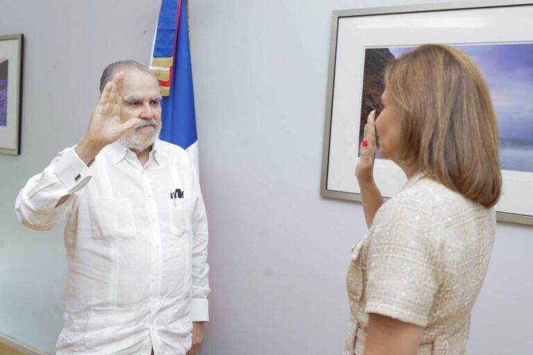 Vicepresidenta juramenta a Miguel Ceara Hatton como ministro de Medio Ambiente