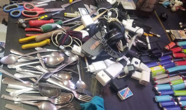Autoridades incautan armas blancas y cargadores de celulares