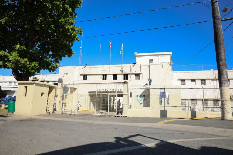 Se matriculan en la Universidad Abierta para Adultos 105 privados de libertad de La Victoria