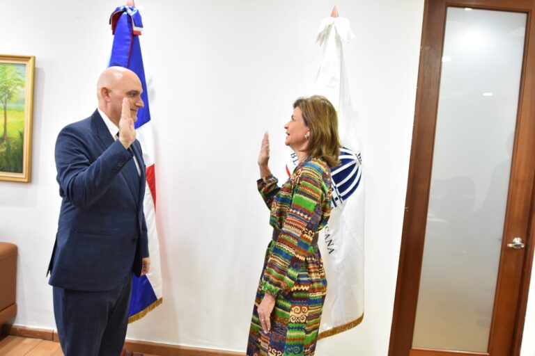 Vicepresidenta juramenta a Pavel Isa Contreras como ministro de Economía, Planificación y Desarrollo
