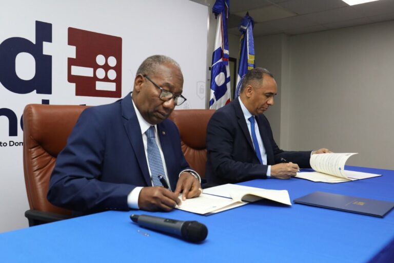 INDOTEL firman acuerdo que beneficia a cuatro provincias del país
