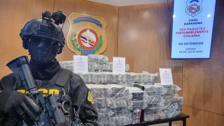 Arrestan tres y aseguran lancha con 359 paquetes de cocaína