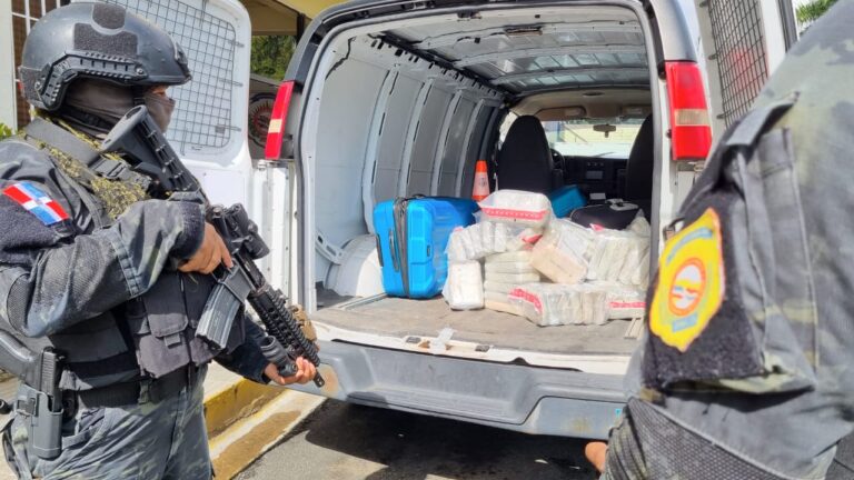 DCNCD apresa tres hombres con 81 paquetes