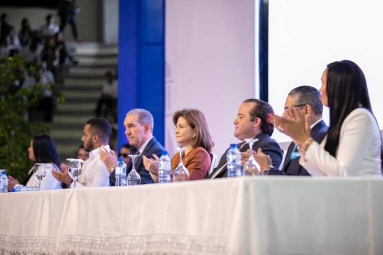 Vicepresidenta encabeza acto entrega de 10 mil becas