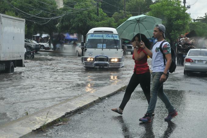 Aguaceros dispersos, tronadas y ráfagas aisladas debido a una vaguada