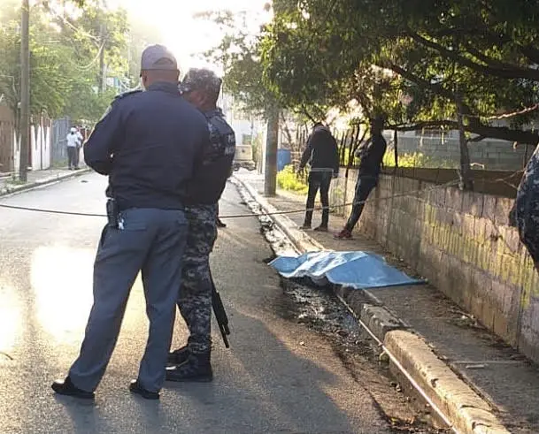 Cadaver-resguardado-por-policias Hombre muere tras recibir tres disparos en la Mella de Navarrete