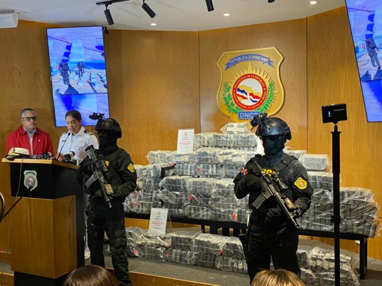 Narcotráfico recibe otro golpe; apresan tres y confiscan 460 paquetes presumiblemente cocaína