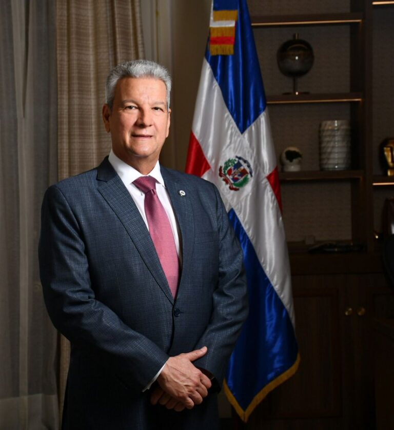 Macarrulla presenta renuncia al cumplirse los dos años