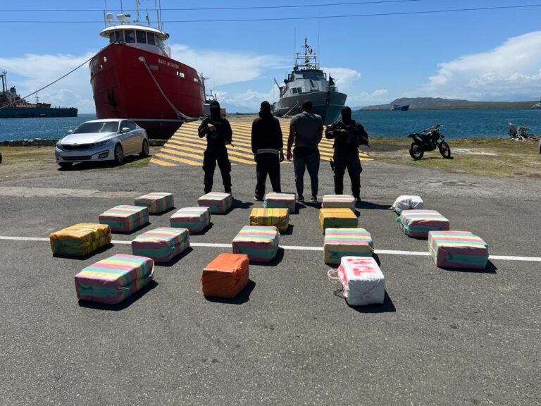 Aseguran lancha con 565 paquetes presumiblemente cocaína
