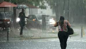 Aguaceros y tronadas por vaguada y humedad dejada por la onda tropical