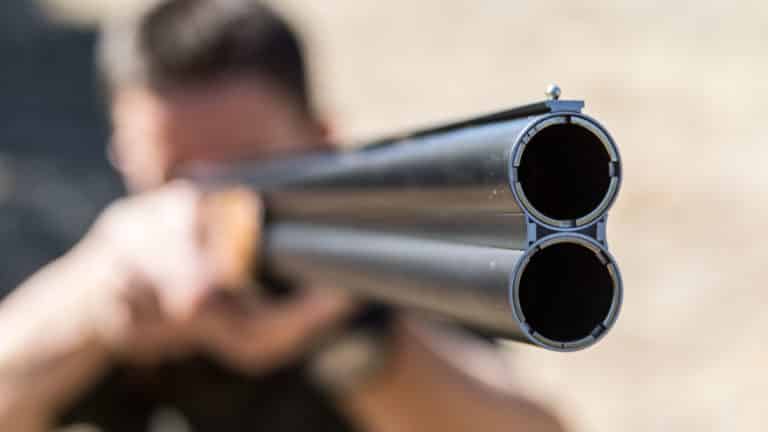 Hombre con escopeta en manos intenta agredir una familia