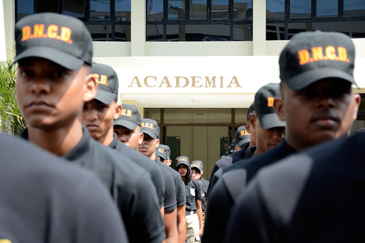 0-0140 Comerciante denuncia agentes de la DNCD intentan apresarlo