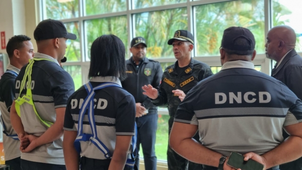 Titular DNCD visita agentes aeropuerto el Higuero