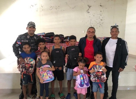 Policía Nacional entrega útiles escolares a 60 niños en Santiago