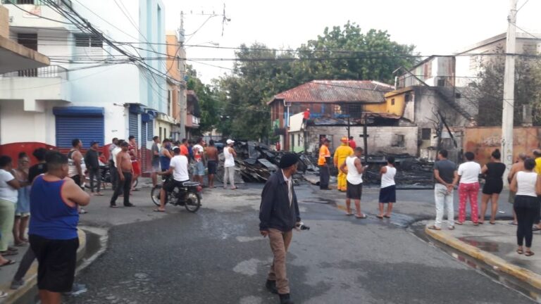 Baní.- Un fuego destruyó por completo una vivienda en la calle Nuestra Señora de Regla del sector de Pueblo Nuevo en Baní. El incendio se originó pasada las 9:30 de la noche a pesar de que Los bomberos respondieron rápidamente e intentaron sofocar las voraces llamas y por el nivel del incendio y su magnitud, se le fue imposible resultando así que la casa se consumiera por completo. Rosibel Peña la dueña de la vivienda quedo shock y le informó a los bomberos que no sabría decirle con exactitud que lo produjo. Lamentablemente su familia lo perdió todo y todos quedamos con la única ropa puesta, estamos a la intemperie. Solo hubo pérdidas materiales en el siniestro que provocó también nerviosismo en los residentes de dicho sector.