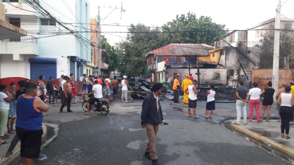 PUEBLO-NUEVO2 Baní.- Un fuego destruyó por completo una vivienda en la calle Nuestra Señora de Regla del sector de Pueblo Nuevo en Baní. El incendio se originó pasada las 9:30 de la noche a pesar de que Los bomberos respondieron rápidamente e intentaron sofocar las voraces llamas y por el nivel del incendio y su magnitud, se le fue imposible resultando así que la casa se consumiera por completo. Rosibel Peña la dueña de la vivienda quedo shock y le informó a los bomberos que no sabría decirle con exactitud que lo produjo. Lamentablemente su familia lo perdió todo y todos quedamos con la única ropa puesta, estamos a la intemperie. Solo hubo pérdidas materiales en el siniestro que provocó también nerviosismo en los residentes de dicho sector.